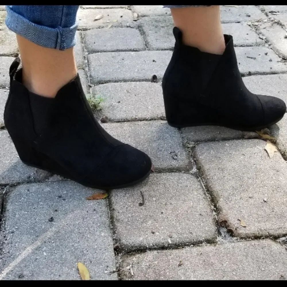 CROFT &BARROW SUEDE WITH ORTHOLITE COMFORT ROUND TOE SLIP-ON ANKLE BOOTIES